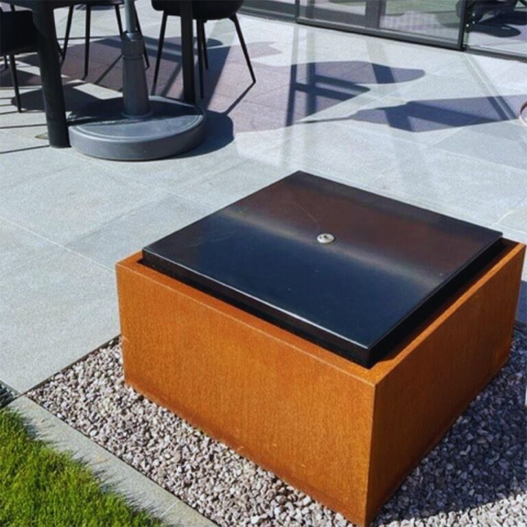 Corten-teräksinen vesiornamentti 80 x 80 x 40 cm