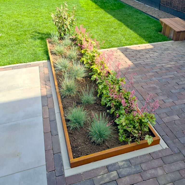 Corten-teräksinen puutarha reunus taitettu 12 cm (pituus 150 cm)