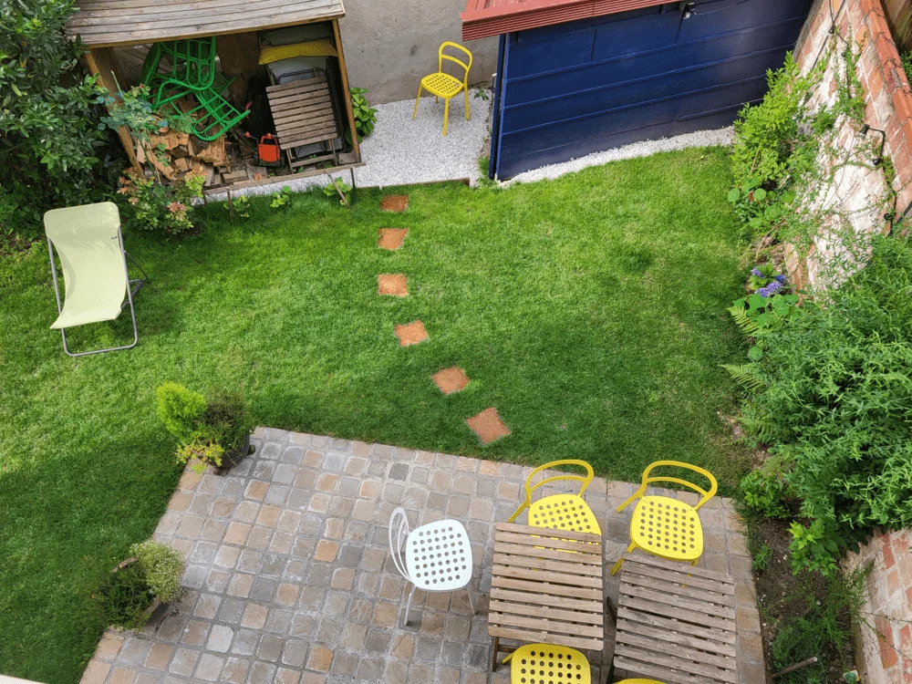 Mitkä kasvit sopivat parhaiten askeltiilien ympärille?